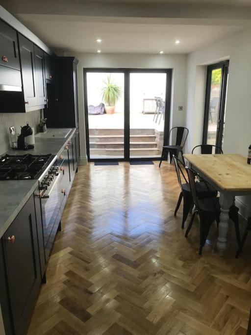 Large Newly Refurbished House Close To Harbour Bristol Exterior photo