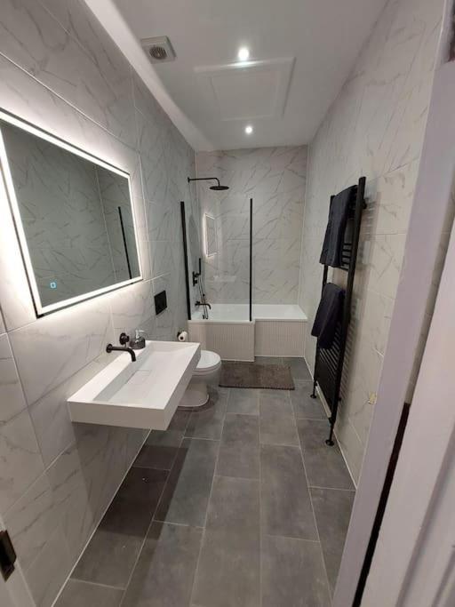 Large Newly Refurbished House Close To Harbour Bristol Exterior photo