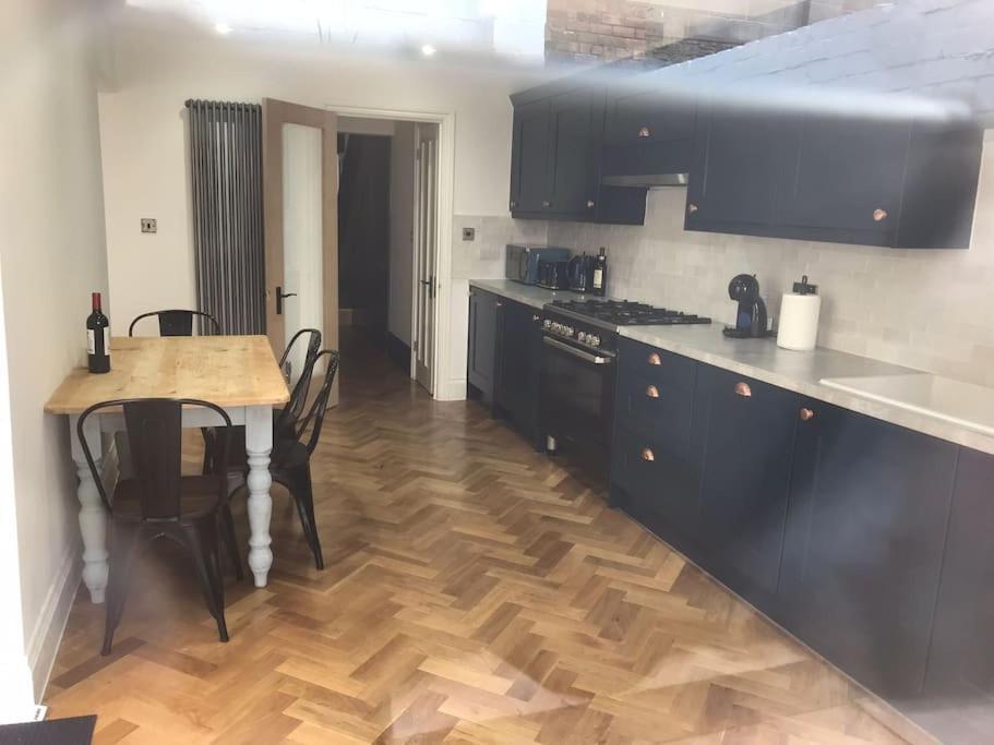 Large Newly Refurbished House Close To Harbour Bristol Exterior photo